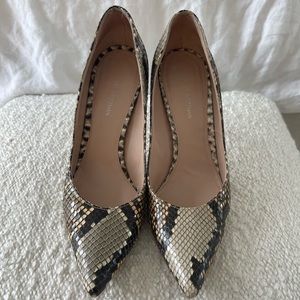 Stuart Weitzman heels pumps 8M. Like new - barely worn. Excellent condition